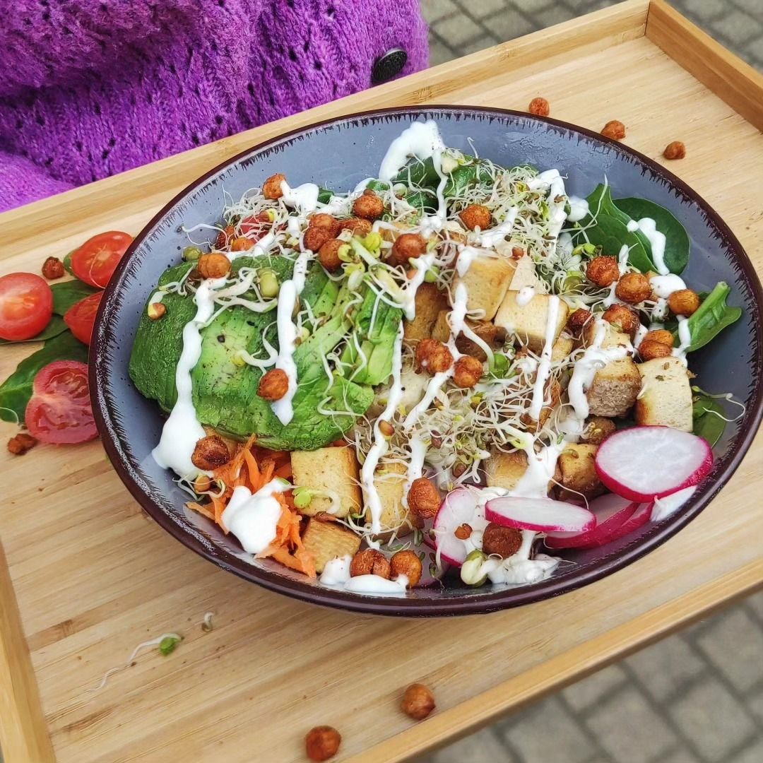 Salát se špenátem, avokádem, tofu, pečenou cizrnou, ředkvičkami a klíčky